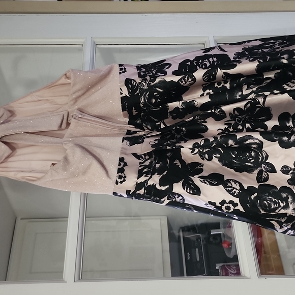 Short dress - Picture 2 of 2